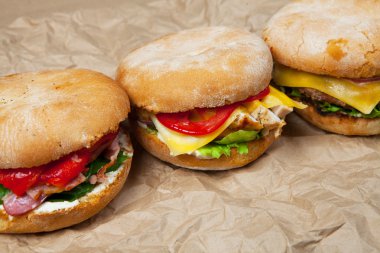 Taze hamburger plaka sebze ve patates kızartması. Büyük hamburger. Hamburger için malzemeler. Üstten Görünüm