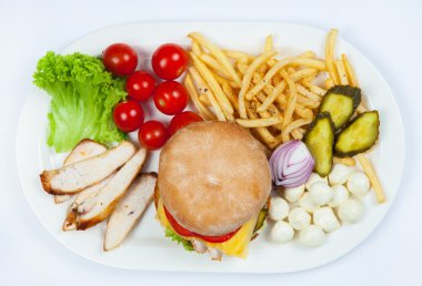 Taze hamburger plaka sebze ve patates kızartması. Büyük hamburger. Hamburger için malzemeler. Üstten Görünüm