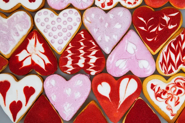 バレンタインデーのクッキー。ハートのクッキーをバレンタインの日に。赤とピンクのハート型のクッキー。バレンタインデーの背景。クッキー ハートのロマンチックなシームレス パターン. — ストック写真
