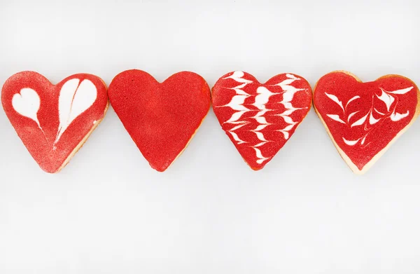 バレンタインデーのクッキー。ハートのクッキーをバレンタインの日に。赤とピンクのハート型のクッキー。バレンタインデーの背景。クッキー ハートのロマンチックなシームレス パターン. — ストック写真