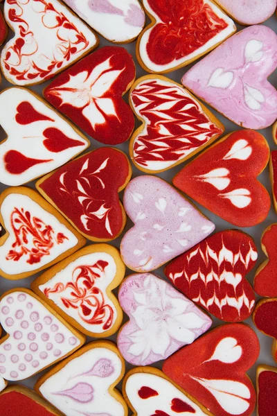 Sevgililer günü kurabiyeleri. Kalp, Sevgililer günü için kurabiye şeklinde. Kırmızı ve pembe kalp kurabiye şeklinde. Sevgililer günü arka plan. Tanımlama bilgilerini yürekleri romantik seamless modeli. — Stok fotoğraf