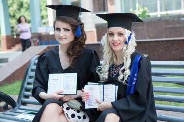 Mezuniyet, öğrenciler, eğitim. Grup Avrupa mezun öğrenci kutluyor