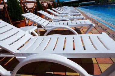 Sakin ol ve Sv club hotel Village açık mavi su havuzu tarafından güneşlenin. Yüzme Havuzu Köyü.