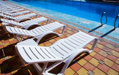 Sakin ol ve Sv club hotel Village açık mavi su havuzu tarafından güneşlenin. Yüzme Havuzu Köyü.