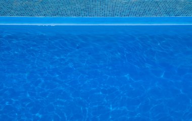 Sakin ol ve Sv club hotel Village açık mavi su havuzu tarafından güneşlenin. Yüzme Havuzu Köyü.