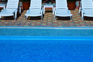 Sakin ol ve Sv club hotel Village açık mavi su havuzu tarafından güneşlenin. Yüzme Havuzu Köyü.