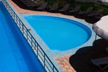 Sakin ol ve Sv club hotel Village açık mavi su havuzu tarafından güneşlenin. Yüzme Havuzu Köyü.