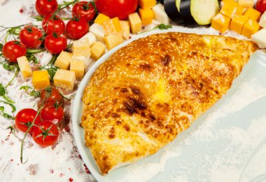 Tahta bir masada pizza.