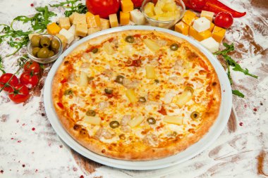 Tahta bir masada pizza.