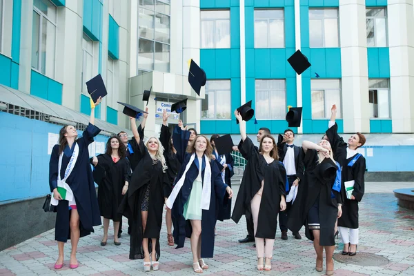 Выпускной, студенты, образование. Группа европейских выпускников празднует — стоковое фото