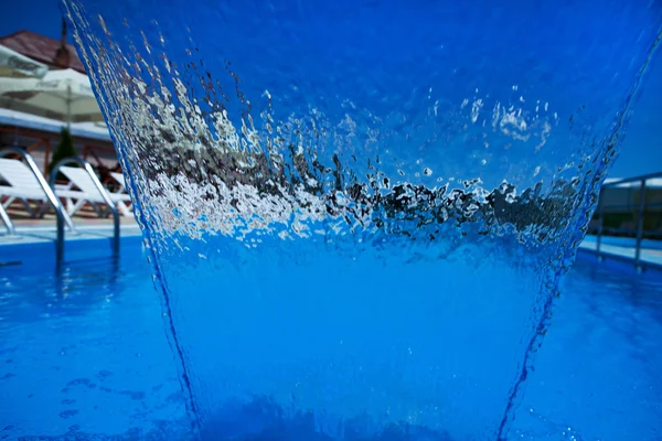 Kolam renang dengan air biru. Foto Air di dalam kolam. Pola air permukaan di kolam — Stok Foto