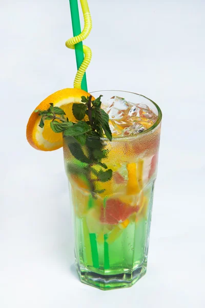 얼음 조각 및 과일 음료의 안경 — 스톡 사진