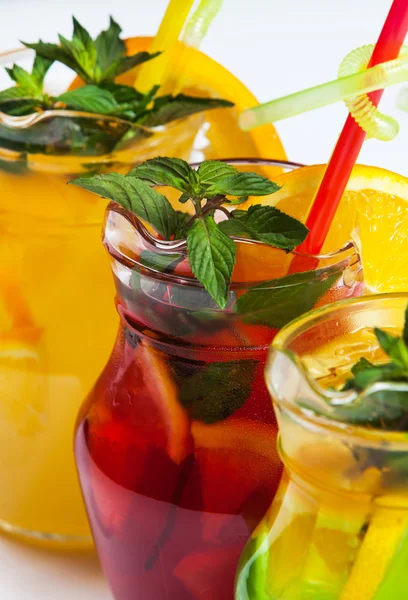 Glazen drank met ijsklontjes en fruit — Stockfoto