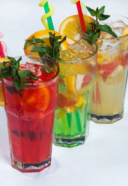 Стаканы напитков с кубиками льда и фруктами — стоковое фото