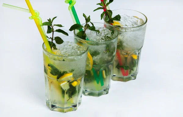 Coquetéis de mojito em um balcão de bar em um clube — Fotografia de Stock