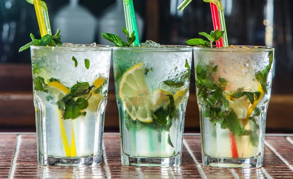 Mojito cocktails op een bar teller in een club — Stockfoto