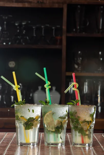 Mojito-Cocktails an der Theke eines Clubs — Stockfoto