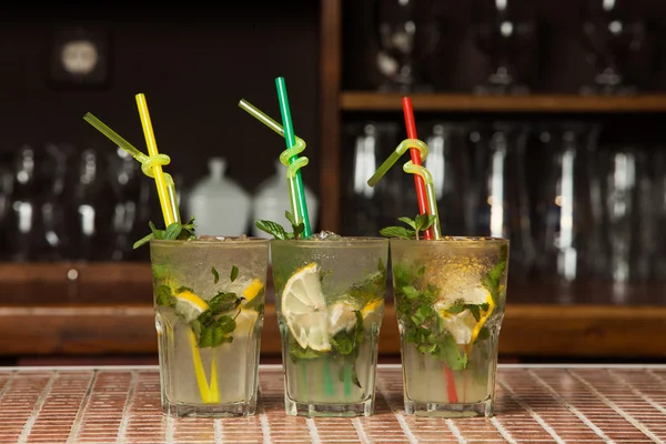 Coquetéis de mojito em um balcão de bar em um clube — Fotografia de Stock