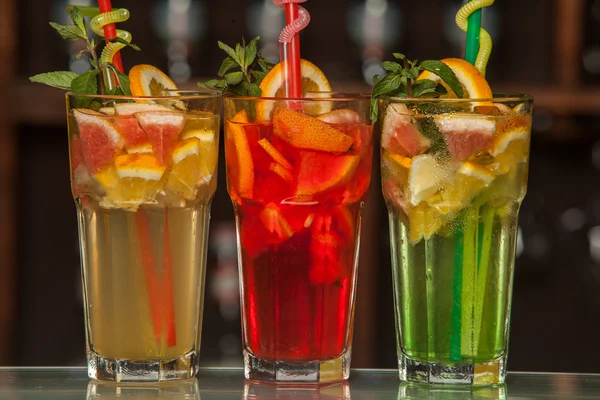 Bicchieri di cocktail sullo sfondo del bar — Foto Stock