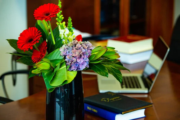Pracovní Stůl Vázou Květin Moderní Kanceláři Kytice Květin Stole Moderním — Stock fotografie
