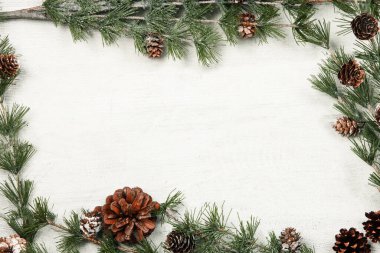 Mutlu yıllar 2020 tebrik kartı. Kırsal ahşap arka planda Noel dalları. Mesaj için yer var. Üst görünüm