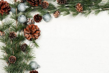 Mutlu yıllar 2020 tebrik kartı. Kırsal ahşap arka planda Noel dalları. Mesaj için yer var. Üst görünüm