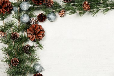 Mutlu yıllar 2020 tebrik kartı. Kırsal ahşap arka planda Noel dalları. Mesaj için yer var. Üst görünüm