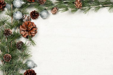 Mutlu yıllar 2020 tebrik kartı. Kırsal ahşap arka planda Noel dalları. Mesaj için yer var. Üst görünüm