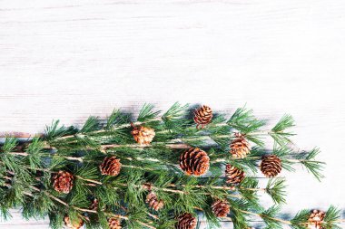 Mutlu yıllar tebrik kartı. Kırsal ahşap arka planda Noel dalları. Mesaj için yer var. Üst görünüm