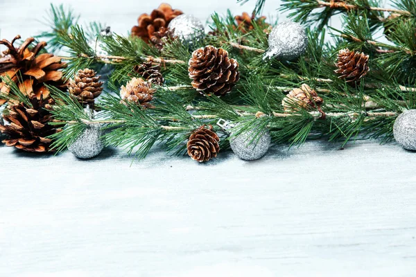받으세요 크리스마스 가지들은 배경에 있습니다 문자를 위에서 — 스톡 사진