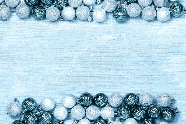 Mavi Ahşap Arka Planda Yeni Yıl Baloları Renkli Mücevherlerle Dolu — Stok fotoğraf