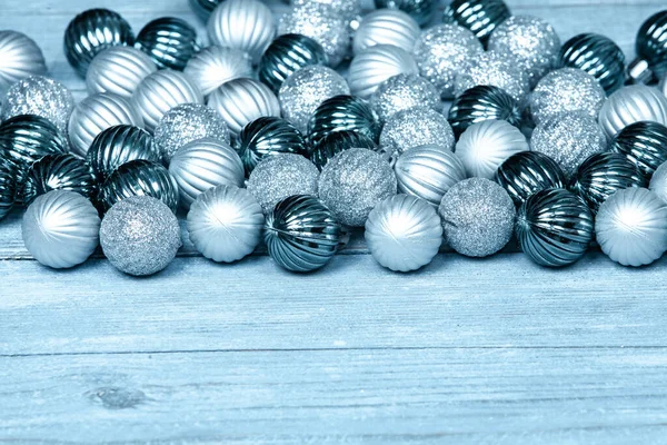 Nový Rok Koule Modrém Dřevě Pozadí Vánoční Pozadí Barevnými Ozdoby — Stock fotografie