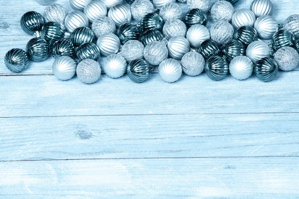 Mavi Ahşap Arka Planda Yeni Yıl Baloları Renkli Mücevherlerle Dolu — Stok fotoğraf