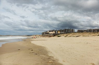 Kaliforniya 'nın Monterey şehrindeki Pasifik Okyanusu kıyısında. Amerika Birleşik Devletleri. Güneşli bir günde güzel bir sahil. Okyanus manzarası.