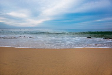 Kaliforniya 'nın Monterey şehrindeki Pasifik Okyanusu kıyısında. Amerika Birleşik Devletleri. Güneşli bir günde güzel bir sahil. Okyanus manzarası.