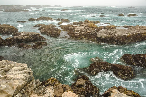 カリフォルニア州モントレー市の太平洋岸 アメリカ合衆国 晴れた日に美しいビーチ 海の風景 — ストック写真