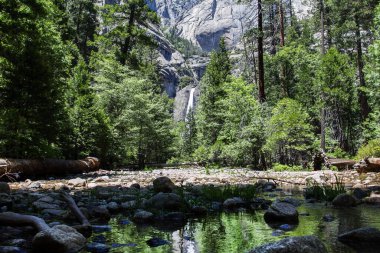 Yosemite Vadisi 'nin muhteşem manzarası. Yazın mavi gökyüzü ile güneşli güzel bir günde, kayalar ve nehirle birlikte, Yosemite Ulusal Parkı, Kaliforniya, ABD