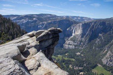 Yosemite Vadisi 'nin muhteşem manzarası. Yazın mavi gökyüzü ile güneşli güzel bir günde, kayalar ve nehirle birlikte, Yosemite Ulusal Parkı, Kaliforniya, ABD