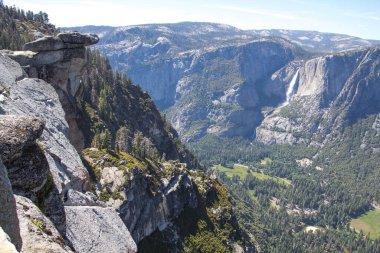 Yosemite Vadisi 'nin muhteşem manzarası. Yazın mavi gökyüzü ile güneşli güzel bir günde, kayalar ve nehirle birlikte, Yosemite Ulusal Parkı, Kaliforniya, ABD