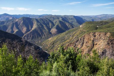 Yosemite Vadisi 'nin muhteşem manzarası. Yazın mavi gökyüzü ile güneşli güzel bir günde, kayalar ve nehirle birlikte, Yosemite Ulusal Parkı, Kaliforniya, ABD