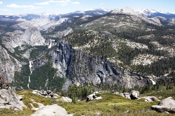 Niesamowity Widok Słynnej Doliny Yosemite Skałami Rzeką Piękny Słoneczny Dzień — Zdjęcie stockowe