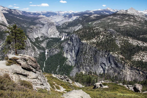 Niesamowity Widok Słynnej Doliny Yosemite Skałami Rzeką Piękny Słoneczny Dzień — Zdjęcie stockowe