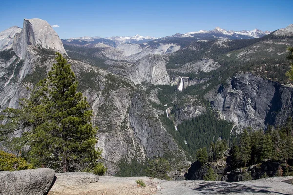 Niesamowity Widok Słynnej Doliny Yosemite Skałami Rzeką Piękny Słoneczny Dzień — Zdjęcie stockowe