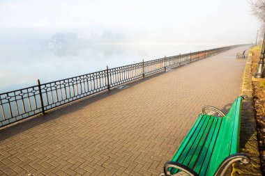 Chisinau Moldova 'da güzel sisli bir kış sabahı. Şehirde sis var..