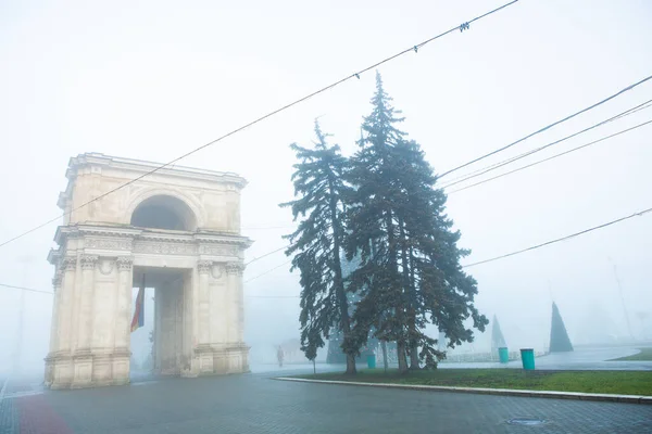 Piękny Mglisty Zimowy Poranek Kiszyniowie Mołdawia Mgła Mieście — Zdjęcie stockowe