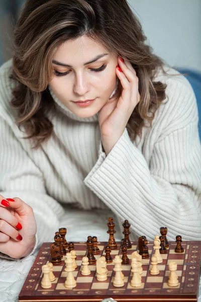 Mulher Que Joga a Posição Interna E Pensando Da Xadrez Foto de