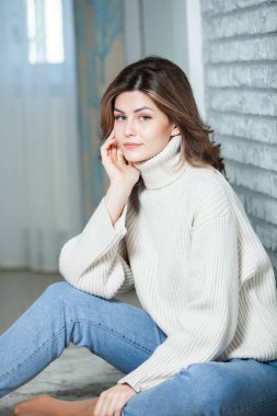 Temiz ve mükemmel ciltli güzel Avrupalı beyaz bir kadın. Rus muhteşem fotoğraf modeli.