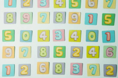 Rakamların geçmişi. Mali veri kavramı. Matematik. Sayılarla kusursuz desen. finansal kriz konsepti. İş başarısı.