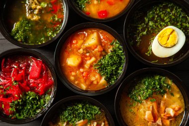 Eko plastik konteynırda iş yemeği hazır. Üst manzara. Ofis beslenme çantalarında yemek hazır. Yemek götürüyor. Yemek servisi, kahvaltı.