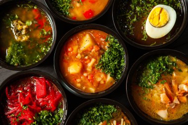 Eko plastik konteynırda iş yemeği hazır. Üst manzara. Ofis beslenme çantalarında yemek hazır. Yemek götürüyor. Yemek servisi, kahvaltı.